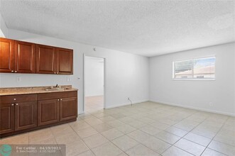 4331 NW 19th St in Lauderhill, FL - Foto de edificio - Building Photo