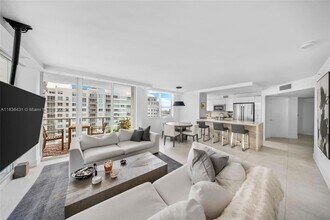 1155 Brickell Bay Dr in Miami, FL - Building Photo - Building Photo