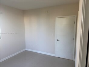 2630 SW 28th St in Miami, FL - Foto de edificio - Building Photo