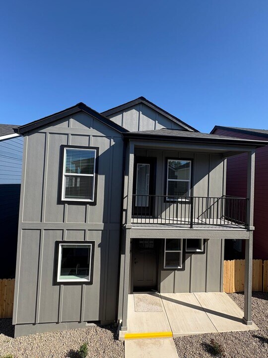 1174 Woodrow Ln in Medford, OR - Building Photo