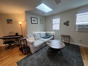 24 Burnham St, Unit 3A in Somerville, MA - Building Photo - Building Photo