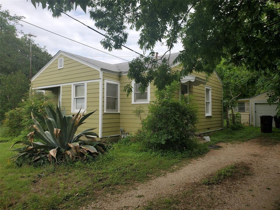 330 Bois D'Arc St in Lockhart, TX - Building Photo