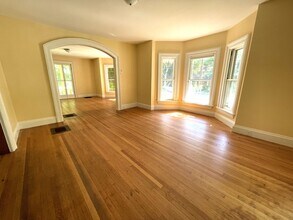 134 Central St, Unit 1 in Northfield, VT - Foto de edificio - Building Photo