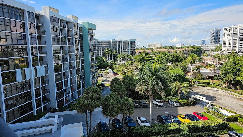 400 Leslie Dr, Unit 807 in Hallandale Beach, FL - Building Photo