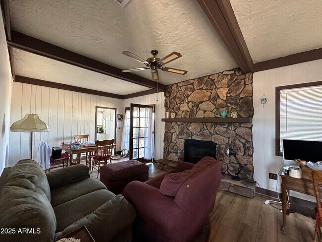 1328 E Maddock Rd in Phoenix, AZ - Foto de edificio - Building Photo