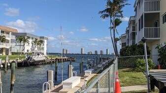 131 Doolen Ct in North Palm Beach, FL - Building Photo