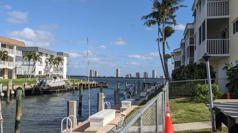 131 Doolen Ct in North Palm Beach, FL - Building Photo