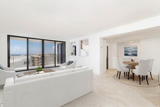 3590 S Ocean Blvd in South Palm Beach, FL - Foto de edificio - Building Photo