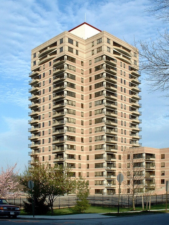 Park Plaza Condominiums in Wilmington, DE - Building Photo