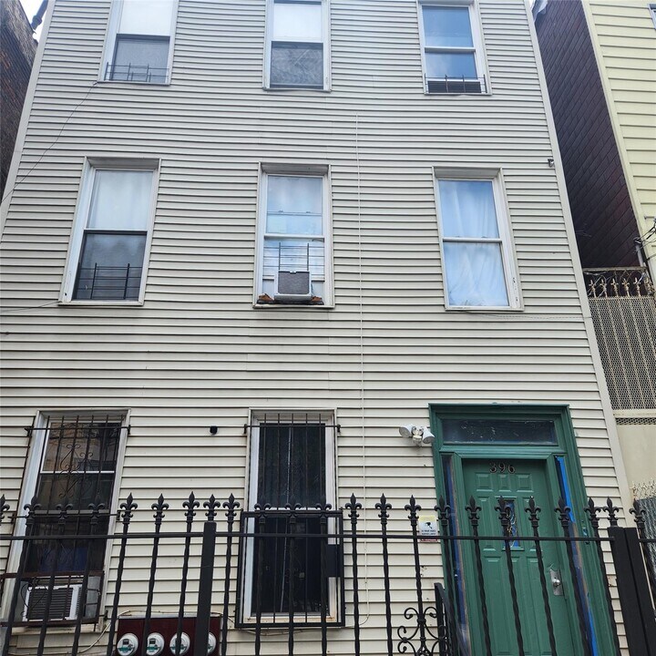 396 E 155th St in Bronx, NY - Building Photo