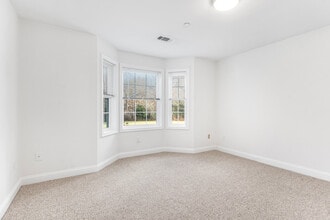 Saw Mill Square Apartments in North Kingstown, RI - Foto de edificio - Building Photo