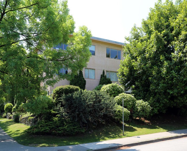 1925 Maple St in Vancouver, BC - Building Photo - Primary Photo