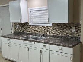 2102-2104 Messanie St in St. Joseph, MO - Building Photo