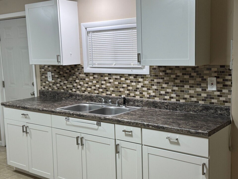 2102-2104 Messanie St in St. Joseph, MO - Building Photo