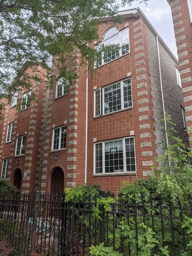 property at 1547 W Walton St