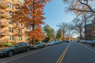 4325 Douglaston Pky in Little Neck, NY - Foto de edificio - Building Photo