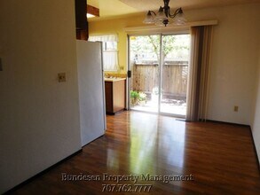 1305 Gold Way in Rohnert Park, CA - Building Photo - Building Photo