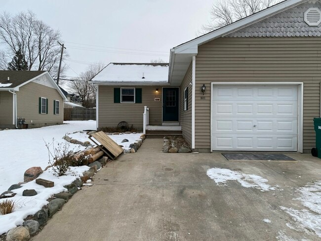 property at 801 S 15th St