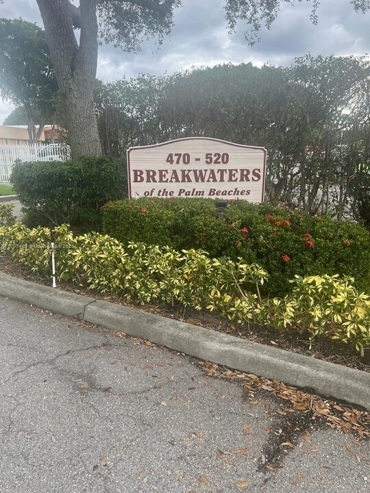 500 Executive Center Dr in West Palm Beach, FL - Building Photo