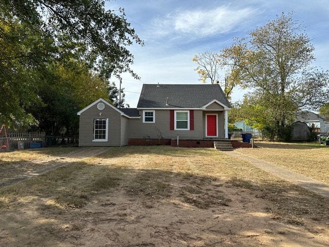 property at 4024 MacArthur Dr