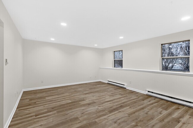 4 Horizon View Dr W in East Greenbush, NY - Building Photo - Building Photo
