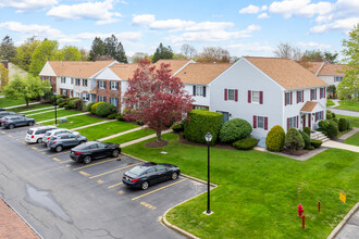 Maple Wood Farm in Cumberland, RI - Foto de edificio - Building Photo