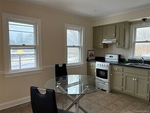 325 Wiggins St in Greenport, NY - Building Photo - Building Photo