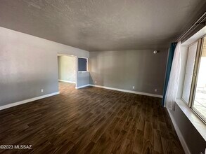 7032 N Northlight Dr in Tucson, AZ - Building Photo - Building Photo