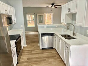 6347 Ellenwood Dr in Rex, GA - Foto de edificio - Building Photo