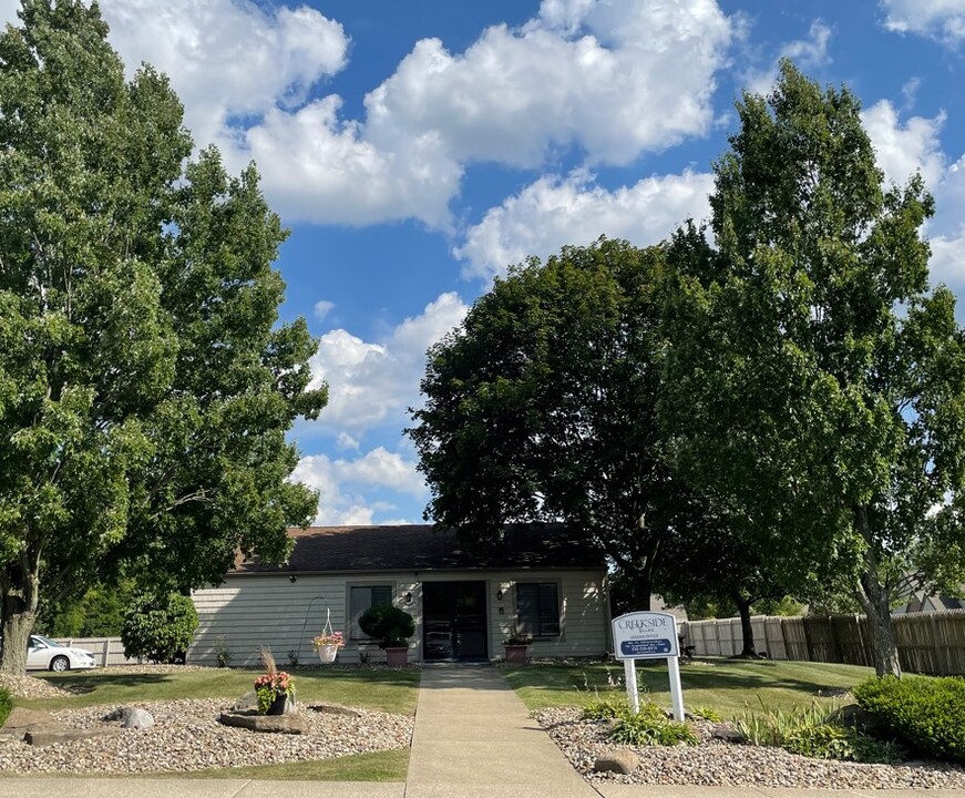 Creekside Villas in North Canton, OH - Foto de edificio