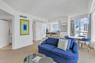 4401 Collins Ave in Miami Beach, FL - Foto de edificio - Building Photo