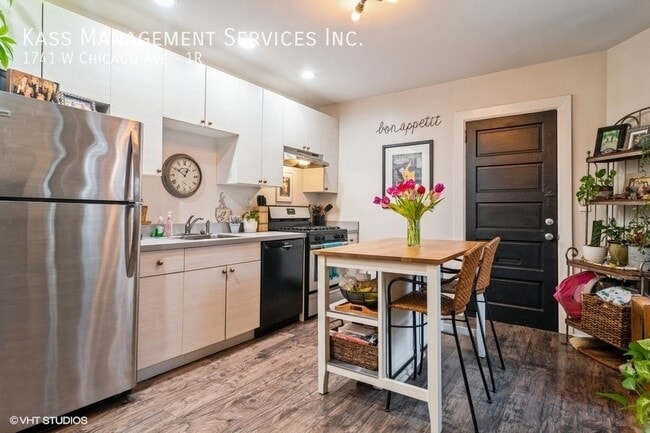 1741 W Chicago Ave in Chicago, IL - Building Photo - Building Photo