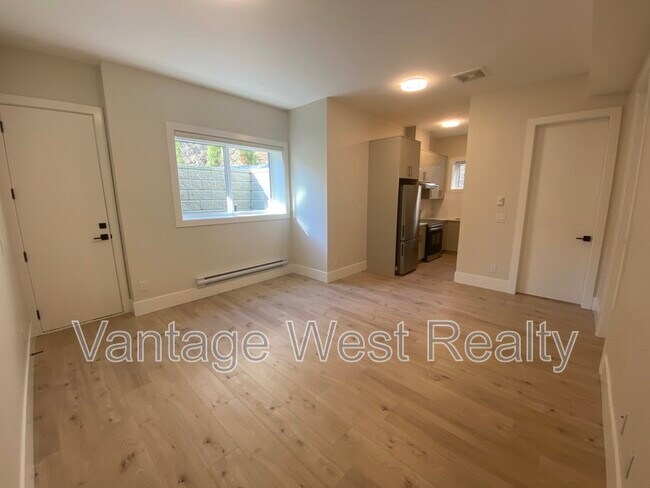 830 Westview Way in West Kelowna, BC - Building Photo - Building Photo