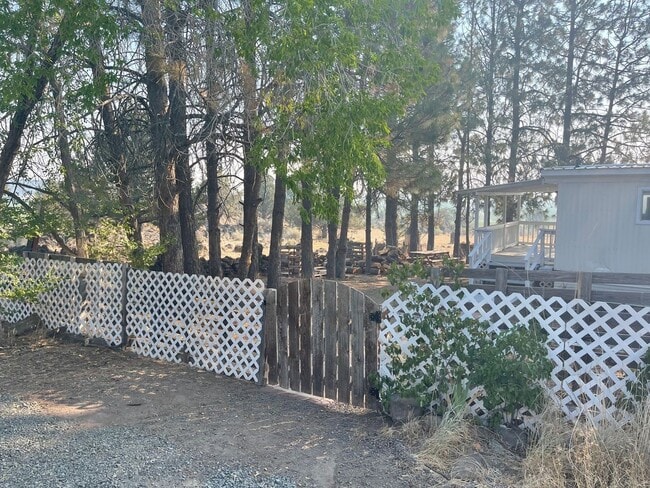 1248 Horton Rd in Dairy, OR - Foto de edificio - Building Photo