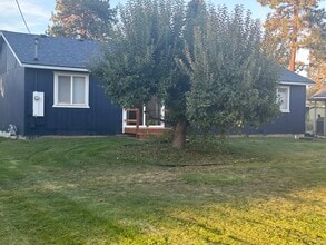 306 E 12th Ave in Post Falls, ID - Foto de edificio - Building Photo