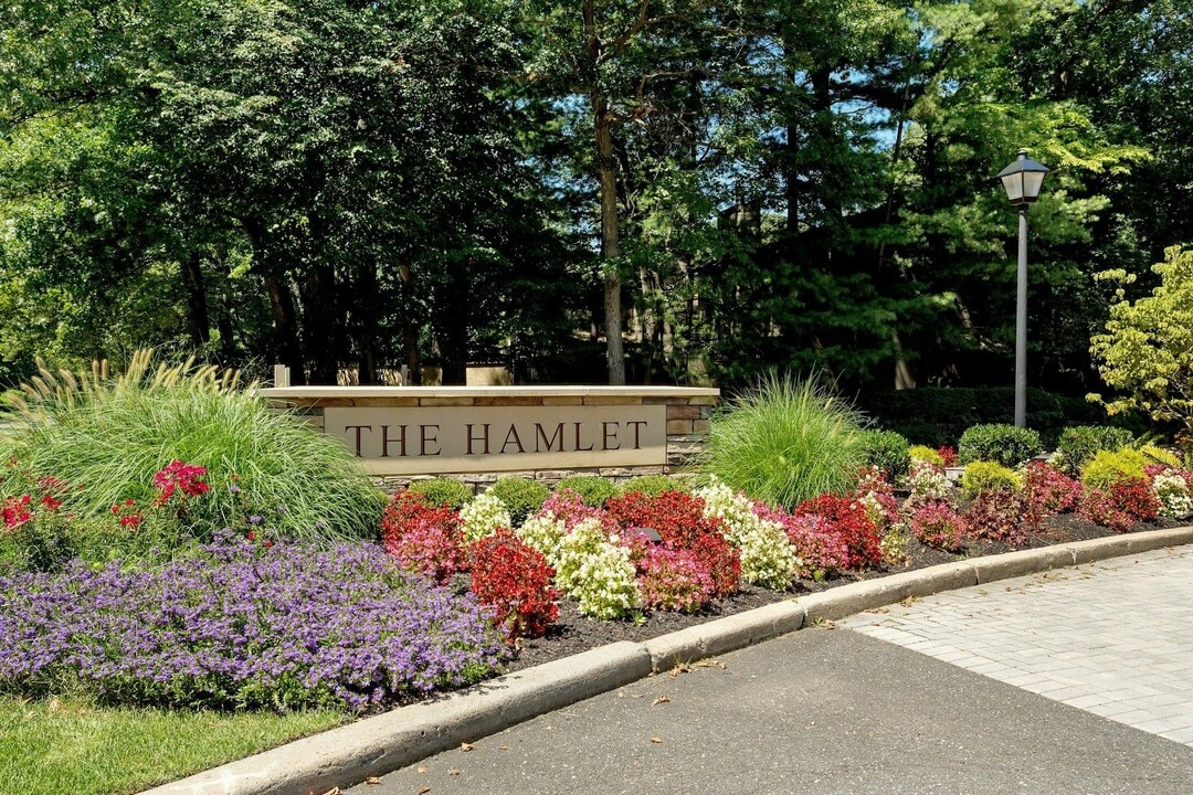 23 Meadowood Dr in Jericho, NY - Building Photo