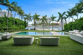 5501 Pine Tree Dr in Miami Beach, FL - Foto de edificio - Building Photo