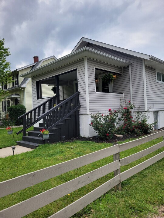330 W Ashton Ave in Lima, OH - Building Photo