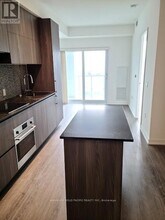 1 Yorkville Ave in Toronto, ON - Building Photo - Building Photo