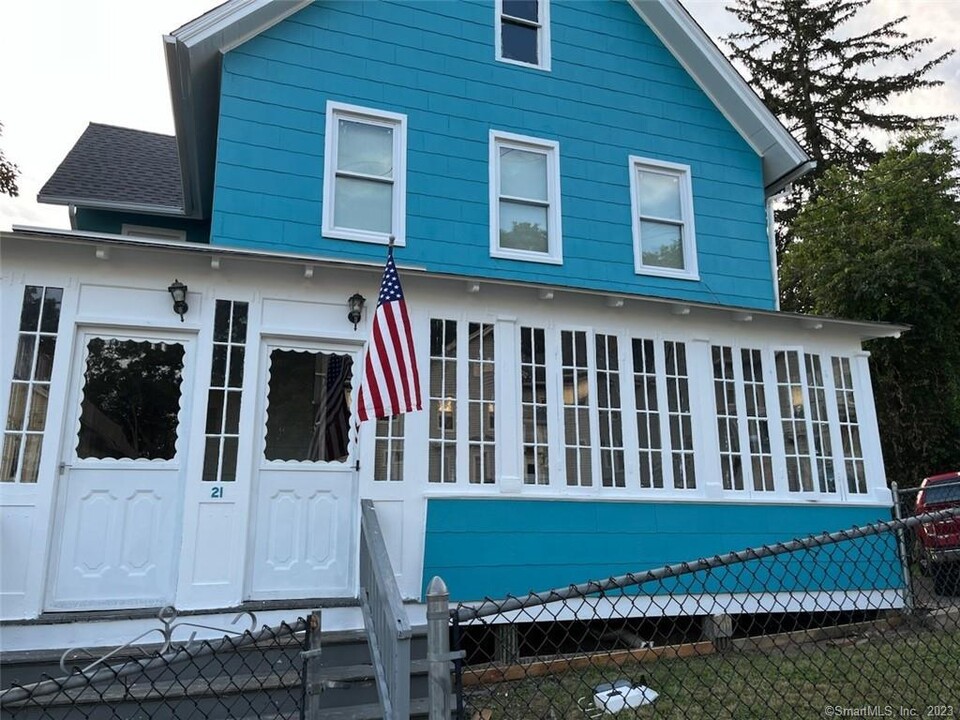 21 Rockwood Ave, Unit 2 in Ansonia, CT - Building Photo