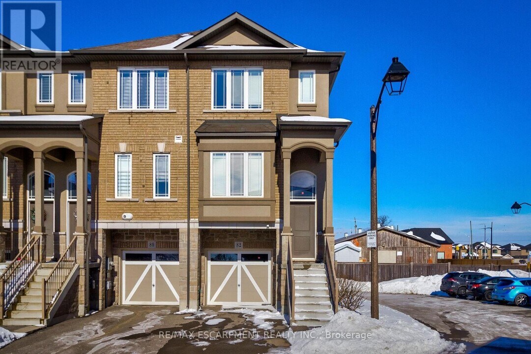82 Bloom Cres in Hamilton, ON - Building Photo