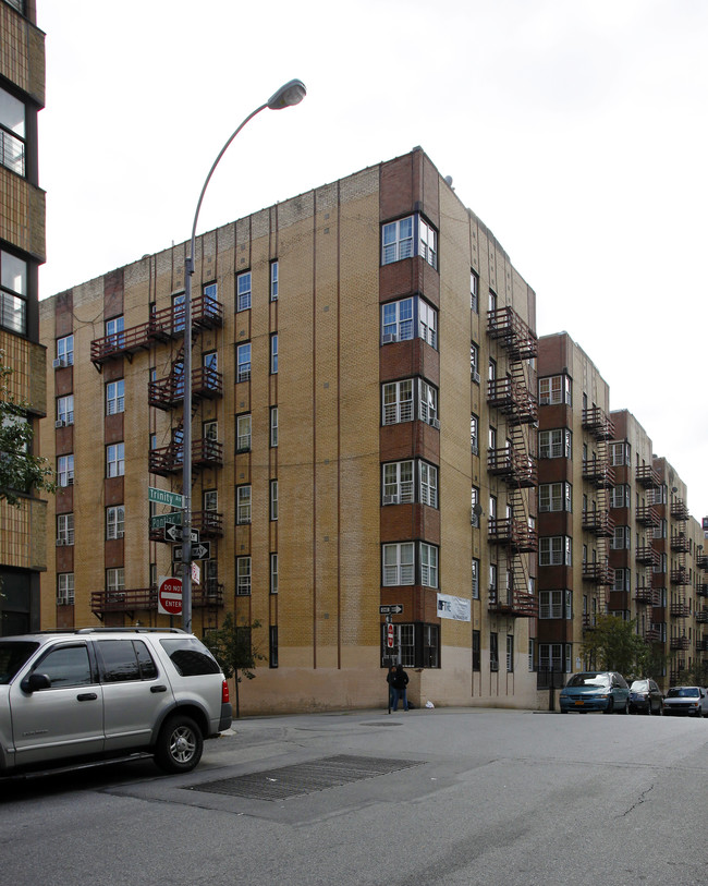 610 Trinity Ave in Bronx, NY - Foto de edificio - Building Photo