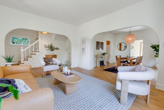 8052 NE Couch St in Portland, OR - Building Photo - Building Photo