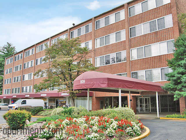 Broadfalls in Falls Church, VA - Foto de edificio - Building Photo