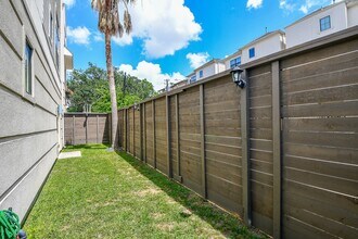 1204 Fowler St in Houston, TX - Foto de edificio - Building Photo