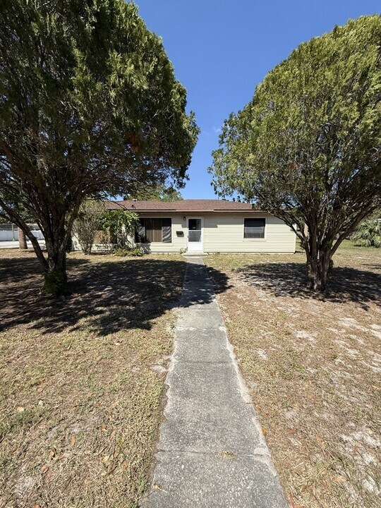 2387 Southland Rd in Mount Dora, FL - Building Photo