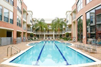 2401 S Gessner Rd, Unit D in Houston, TX - Building Photo - Building Photo