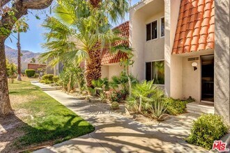 2230 N Indian Canyon Dr, Unit E in Palm Springs, CA - Foto de edificio - Building Photo