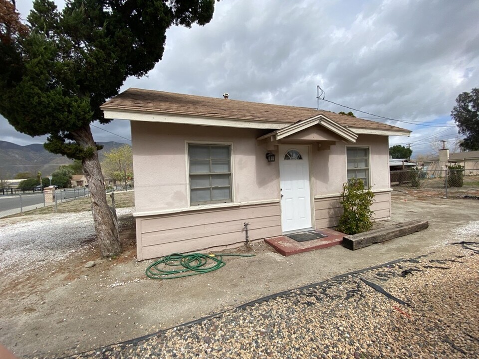 359-361 N Wateka St in San Jacinto, CA - Foto de edificio