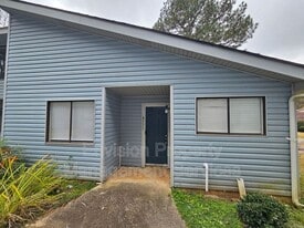 8577 Pineview Ln in Jonesboro, GA - Building Photo